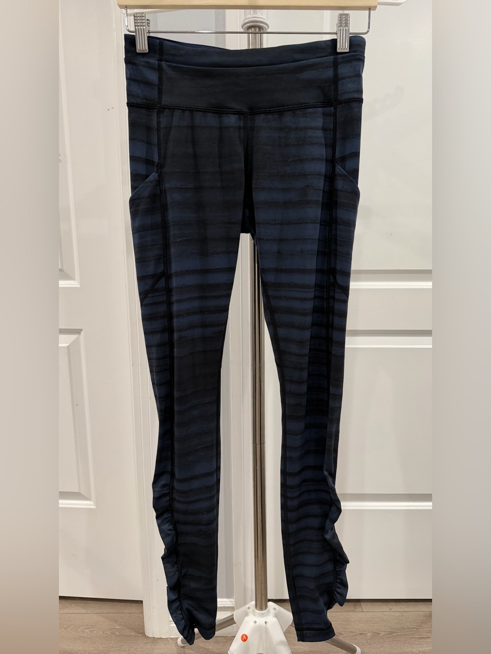 Lululemon Athletica Navy and Black Leggings Size 6
